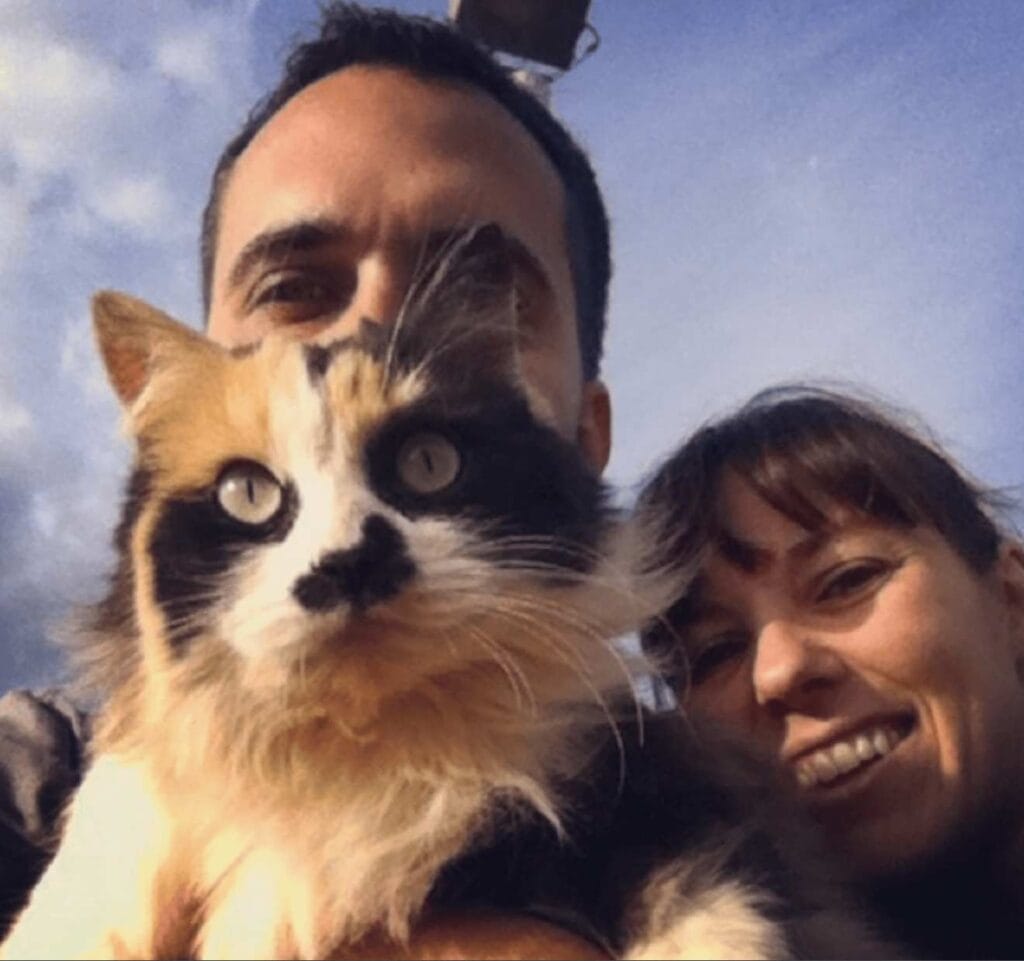 Felipe and Simone hold their cat Cindy